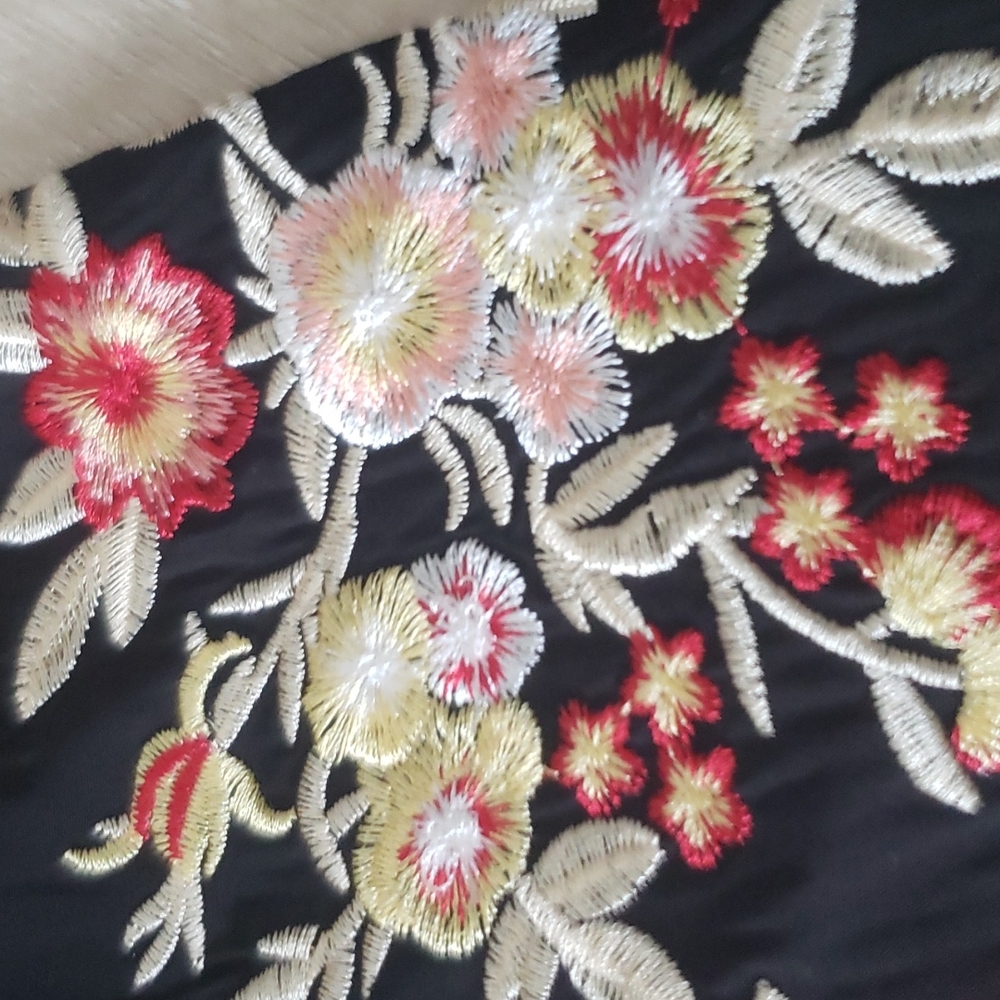 M left 😊Beautiful New boutique embroidered top - Picture 10 of 11